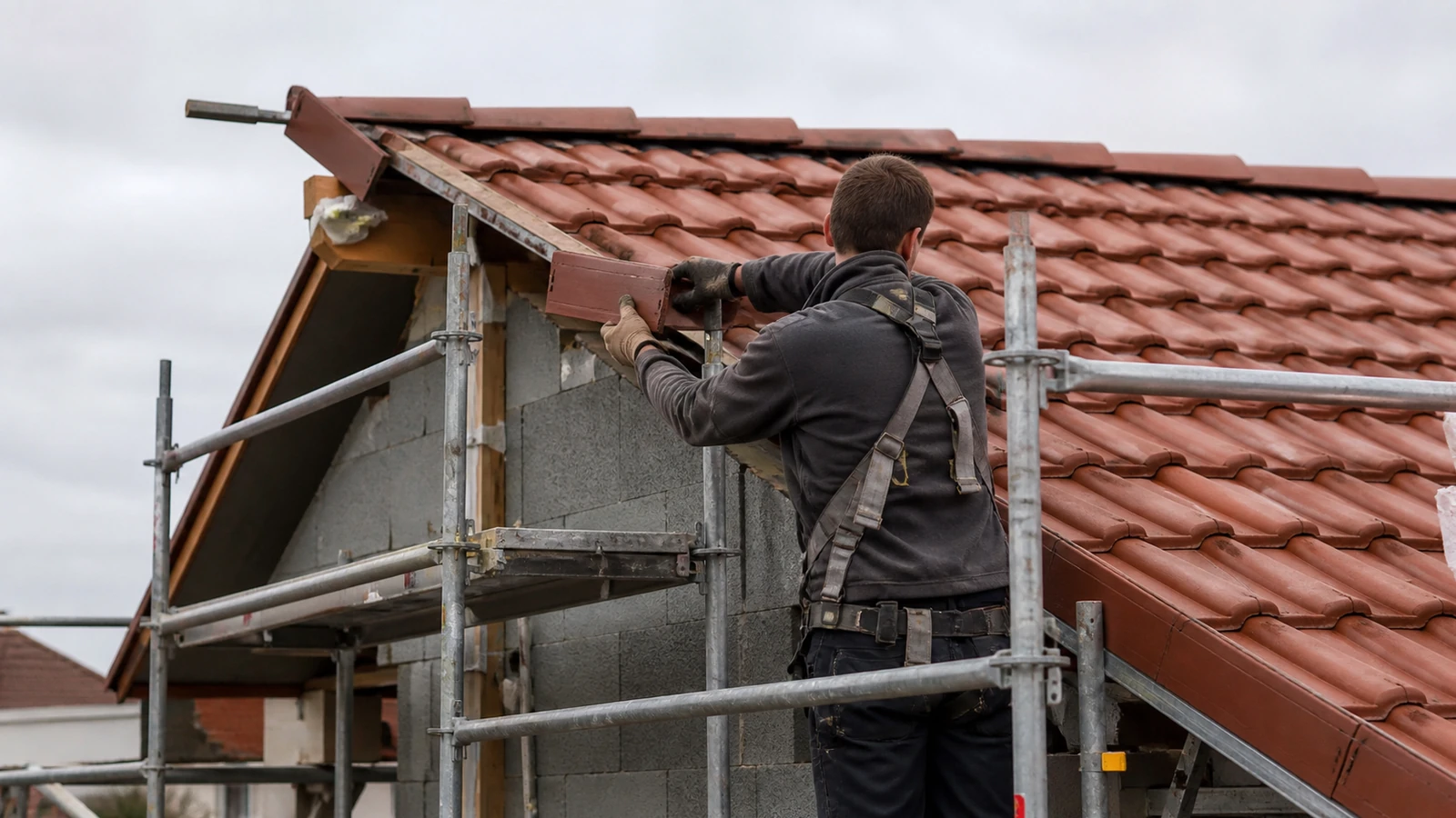 Poser des tuiles de rive : préparer une finition durable — photo 2